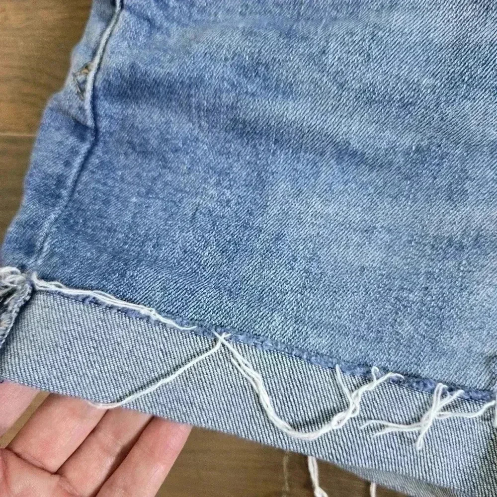 Gap medium low rise distressed rolled hem Jean shorts sz 26 - Picture 3 of 6